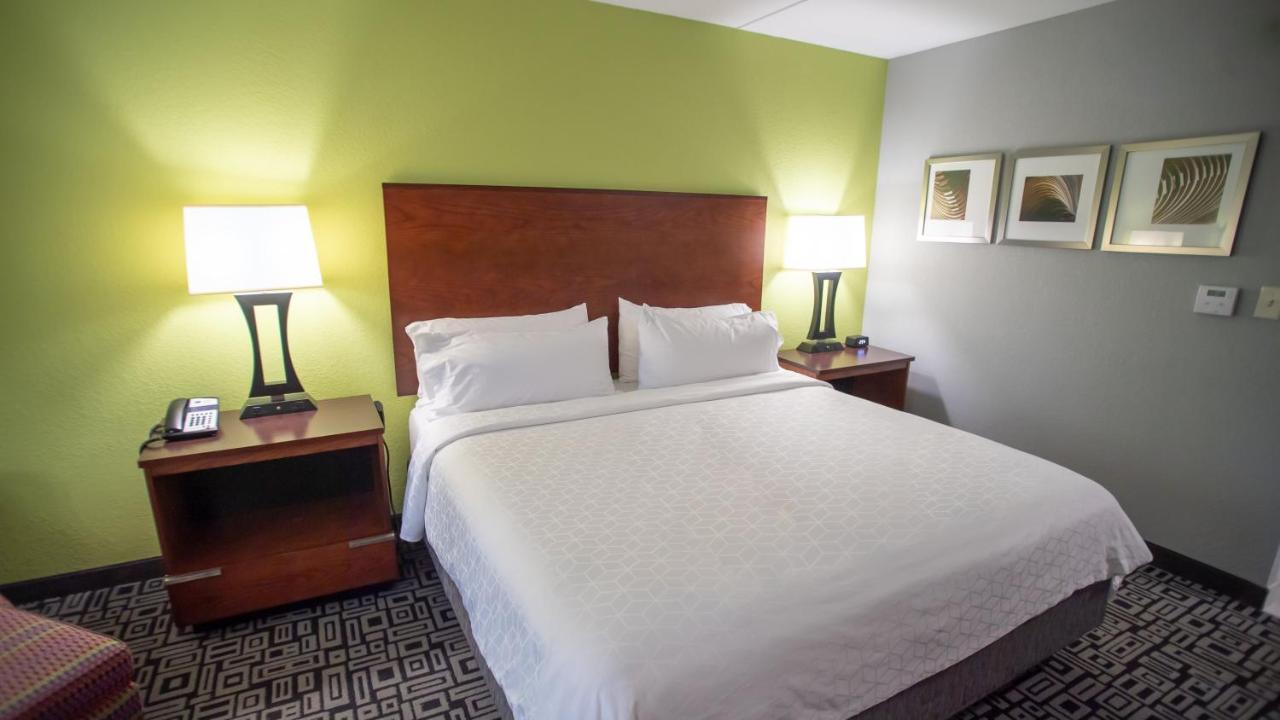 Holiday Express - Mart By Ihg Hotel